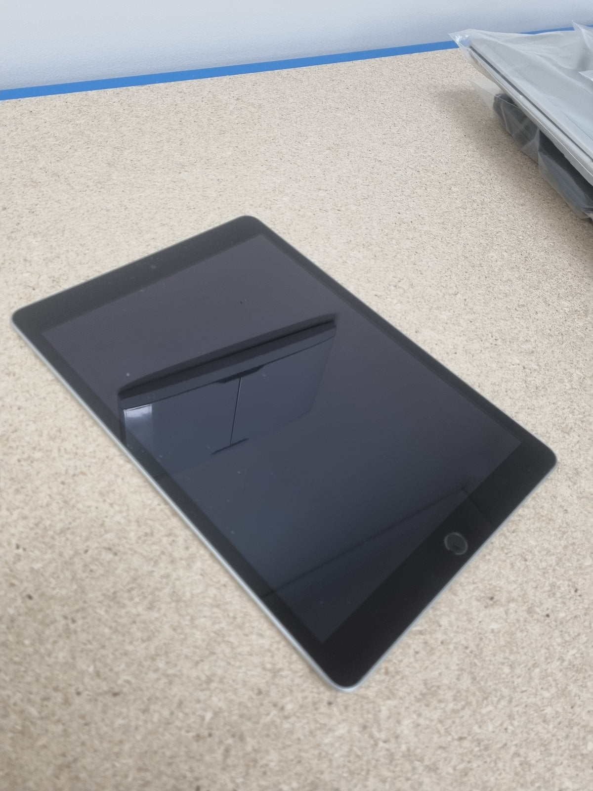 Refurbished Apple iPad 9th Gen Wi-Fi + Cellular in Very Good condition